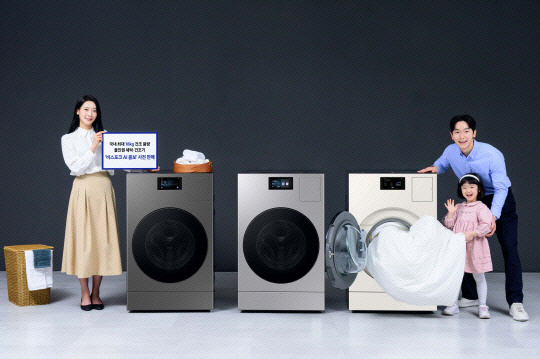 삼성전자 모델이 2025년형 올인원 세탁건조기 '비스포크 AI 콤보' 신제품을 소개하고 있다. 삼성전자 제공